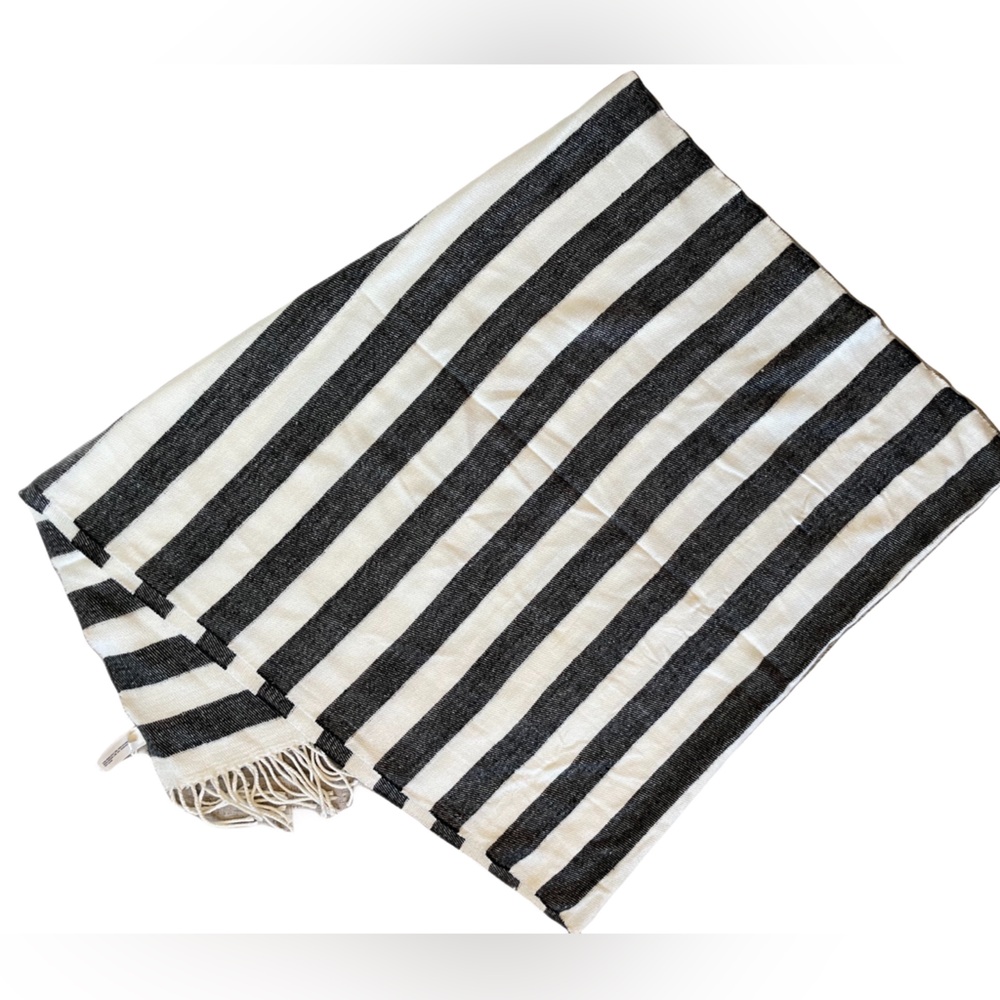 ❤️ GAP GREY & WHITE STRIPED FRINGE FASHION SCARF